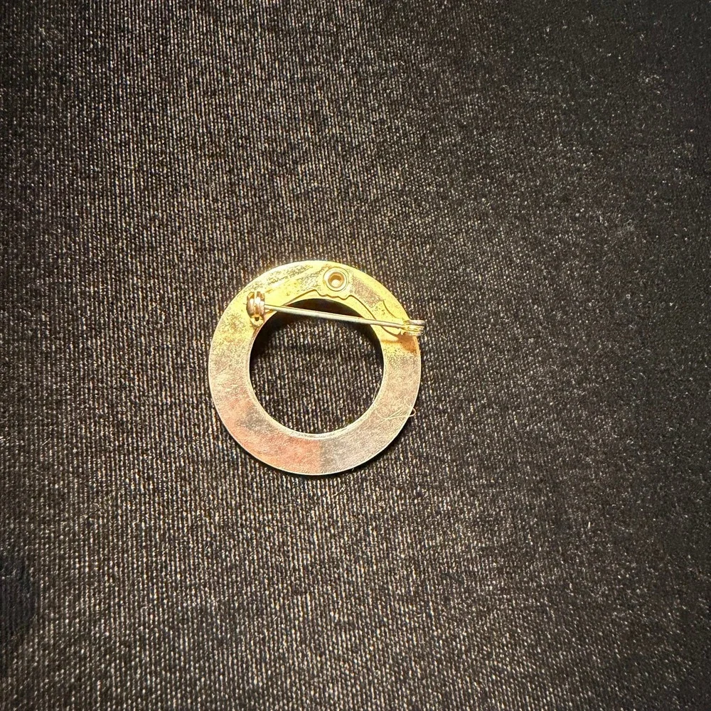 Vintage Gold Tone Textured Circle Brooch with Faux Pearl Accent Pin‎ Pendant 60s